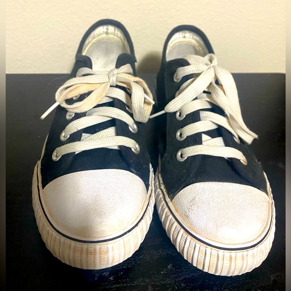 💰2/$10 used Boys size 3 - black and white generic sneakers - Picture 2 of 7